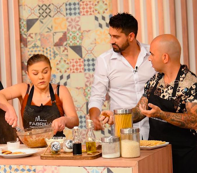 Neste jantar, 3 humoristas vão fingir ser funcionários e pregar partidas aos clientes. Veja como participar