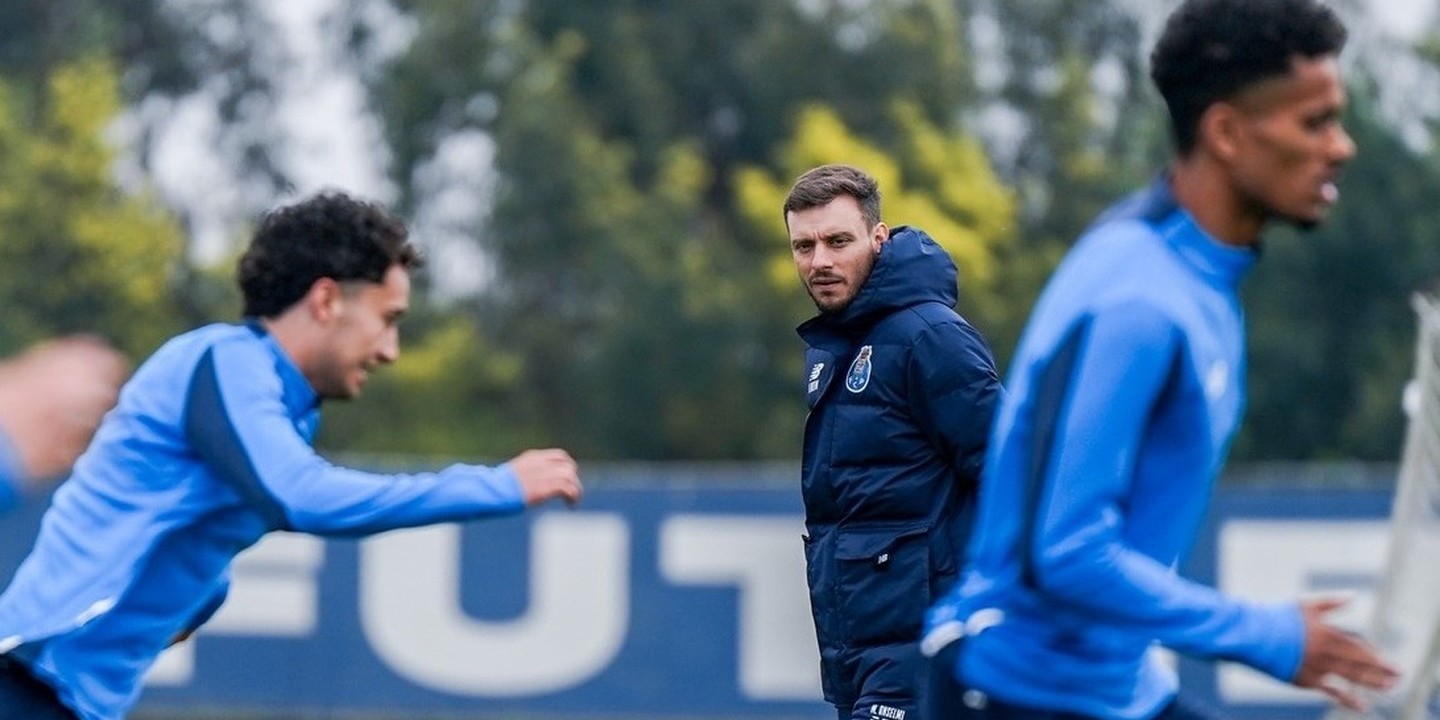 Três baixas e dois jovens no último treino do FC Porto antes de rumar a Itália