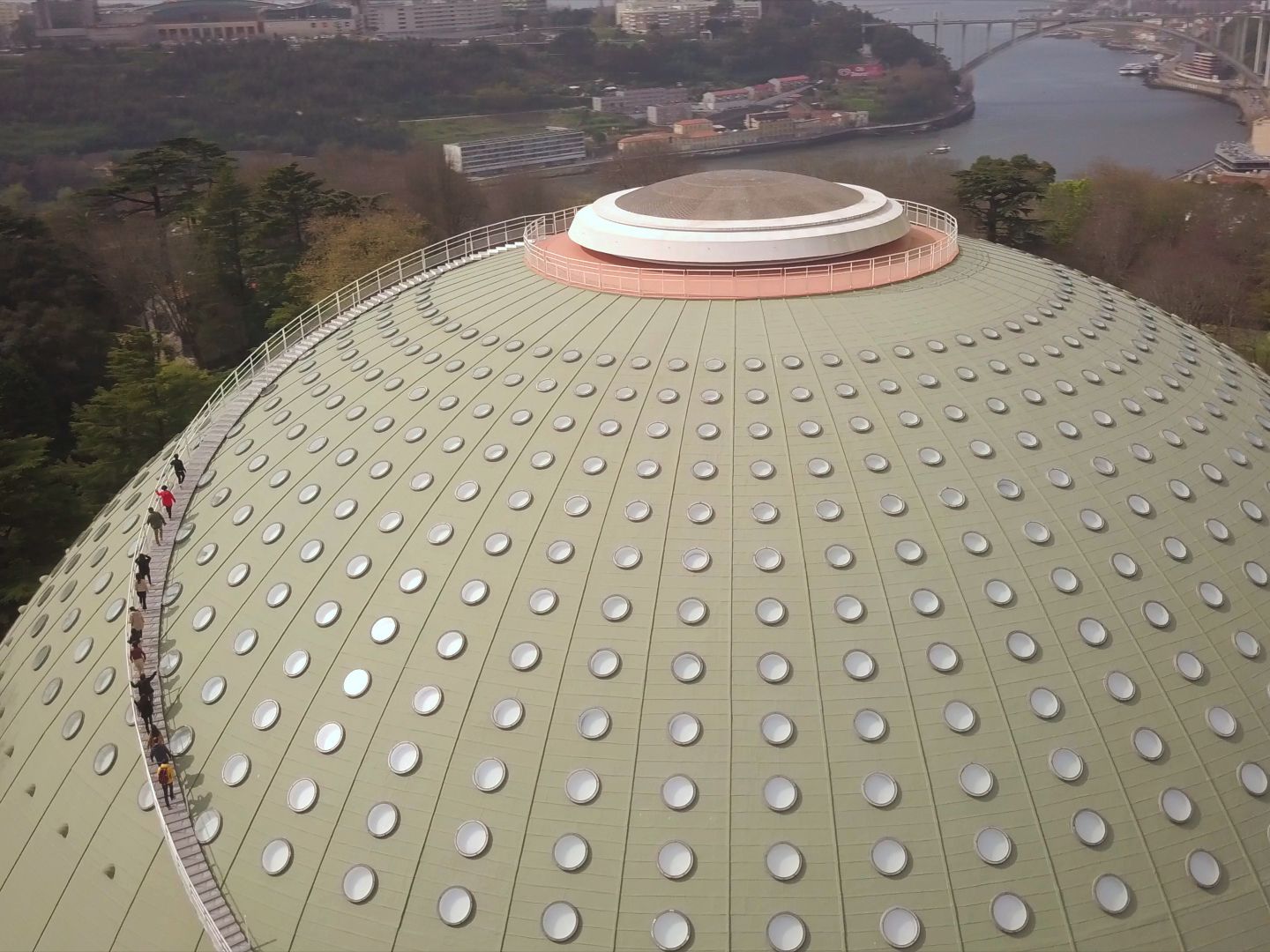 Subir ao topo do Pavilhão Rosa Mota já é possível —  e promete ser uma experiência única