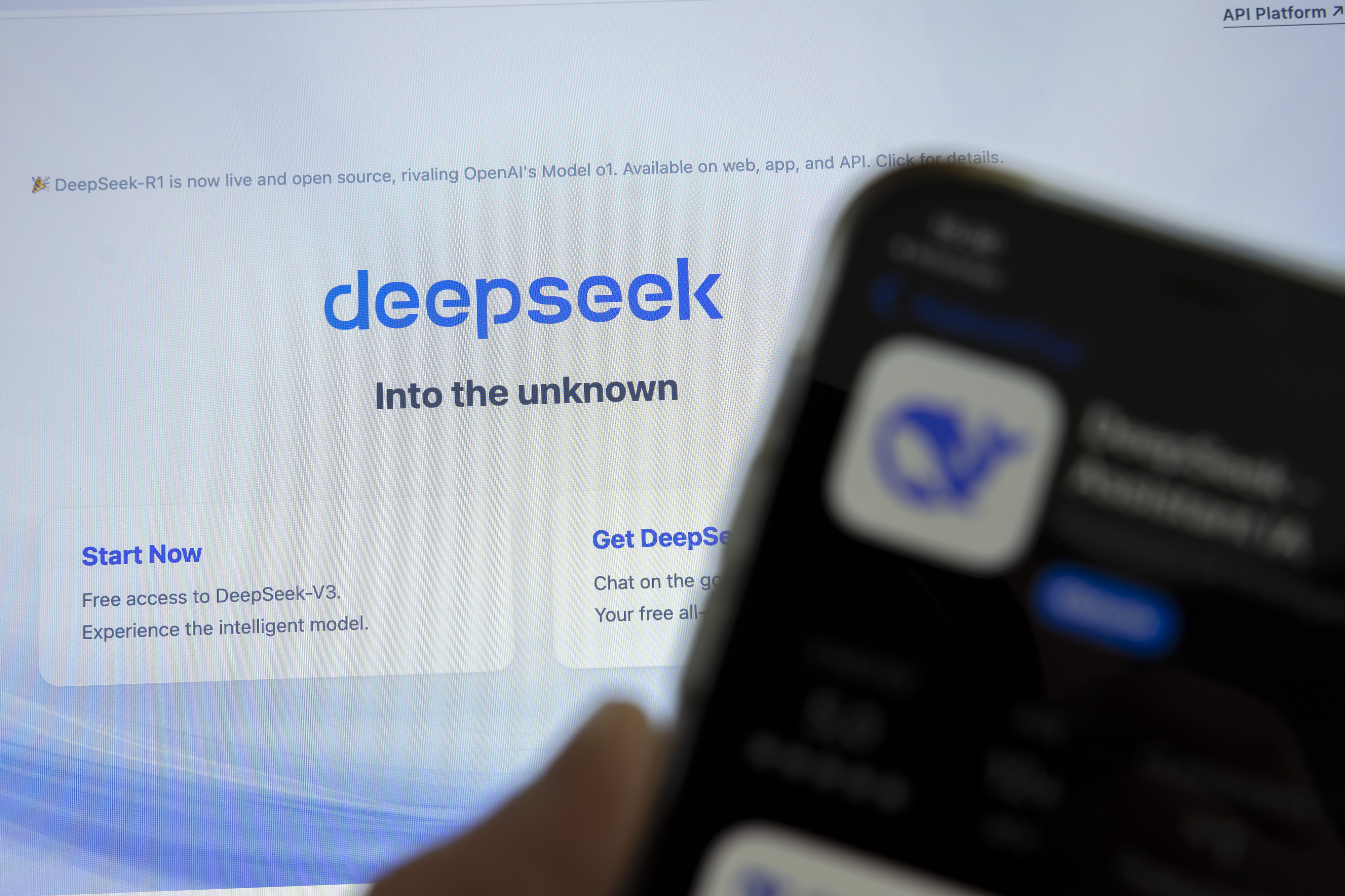 DeepSeek agitou o mundo e os governos já o estão a proibir. Como a Europa pode beneficiar?