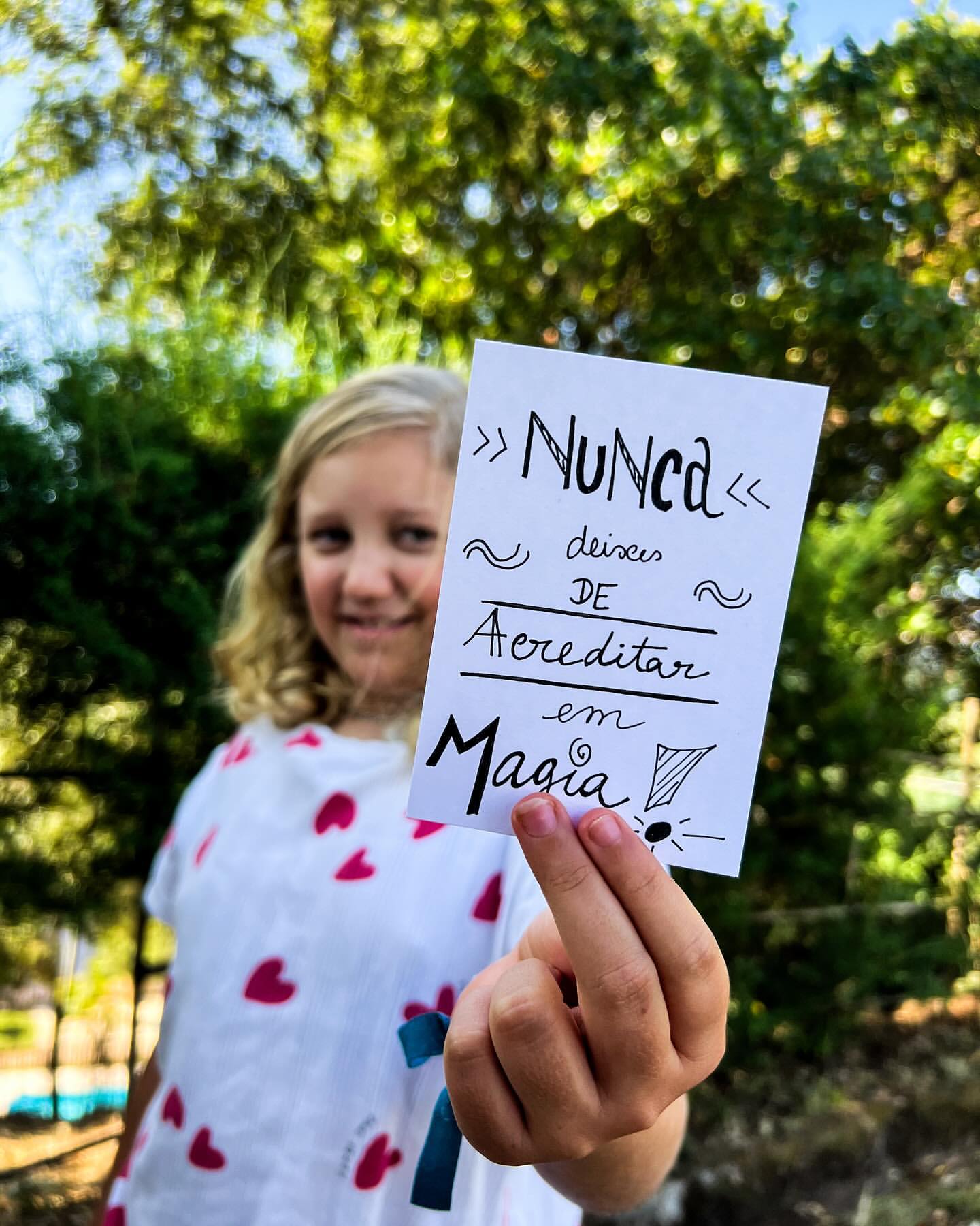 Menina de 9 anos vende cartões para comprar um aparelho auditivo. Conheça a história de Carmo