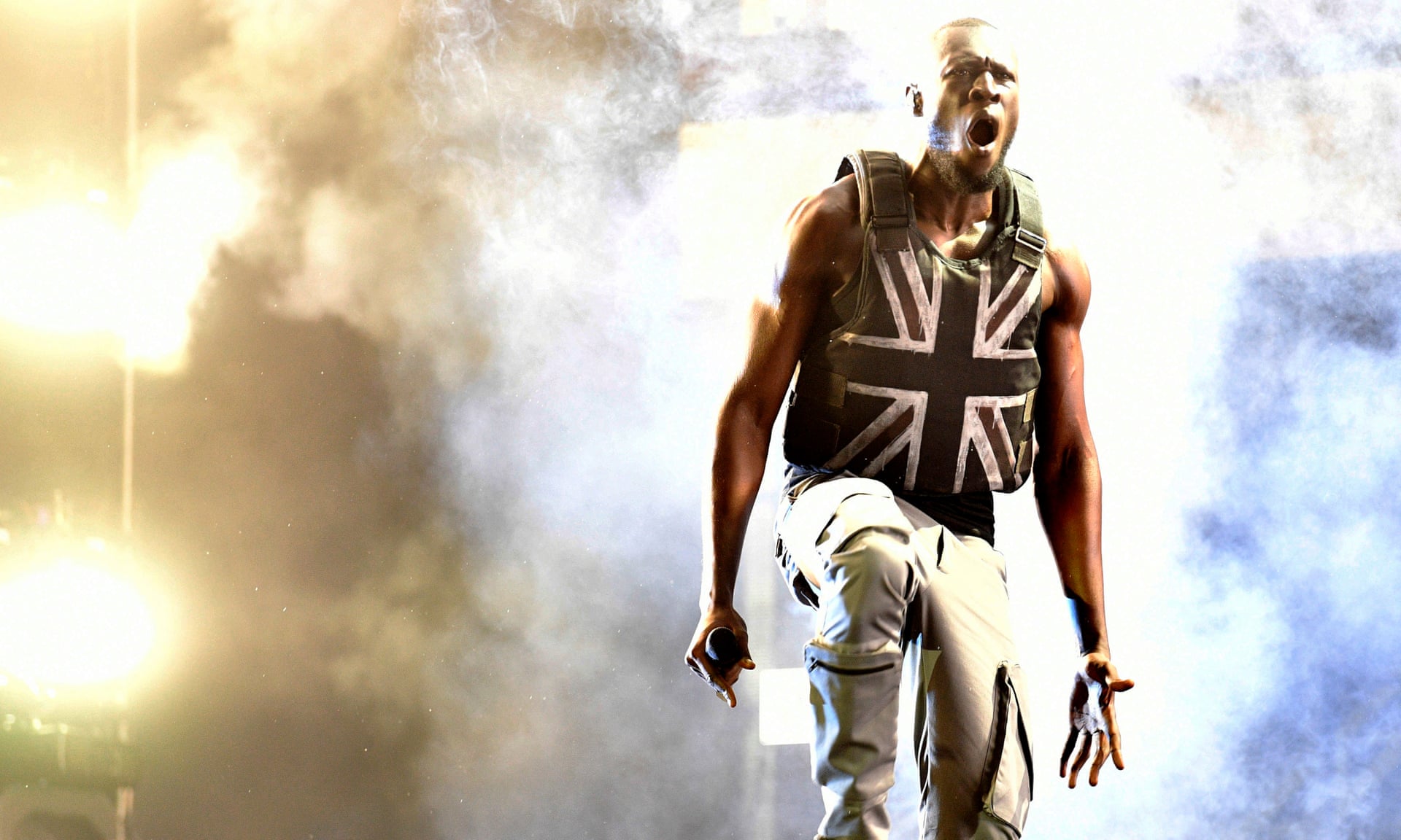 Festival Glastonbury. Um rapper subiu ao palco com uma obra de Banksy