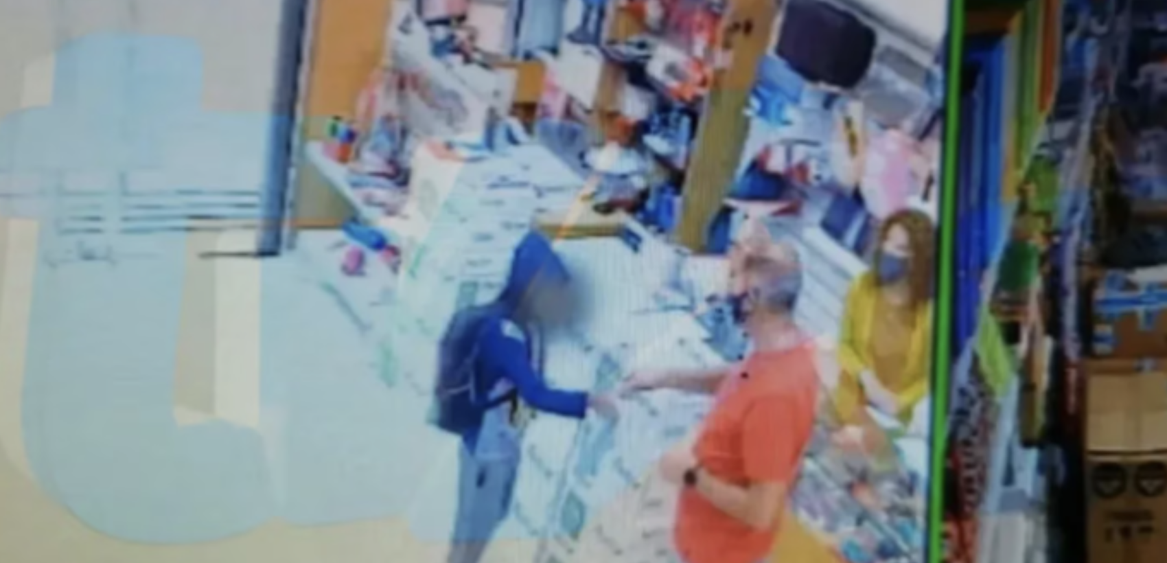 Criança pobre pede a dono de papelaria para lhe dar material escolar usado para poder estudar. A reação é linda