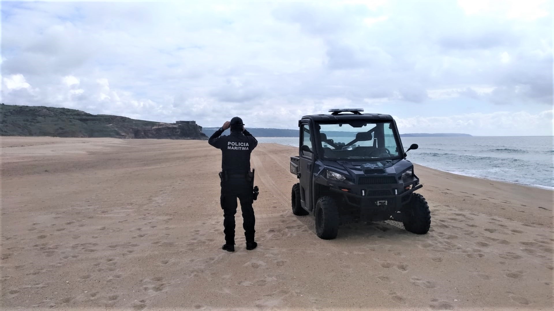 Bandeira vermelha em praias do Algarve. Banhista diz ter visto tubarão na praia