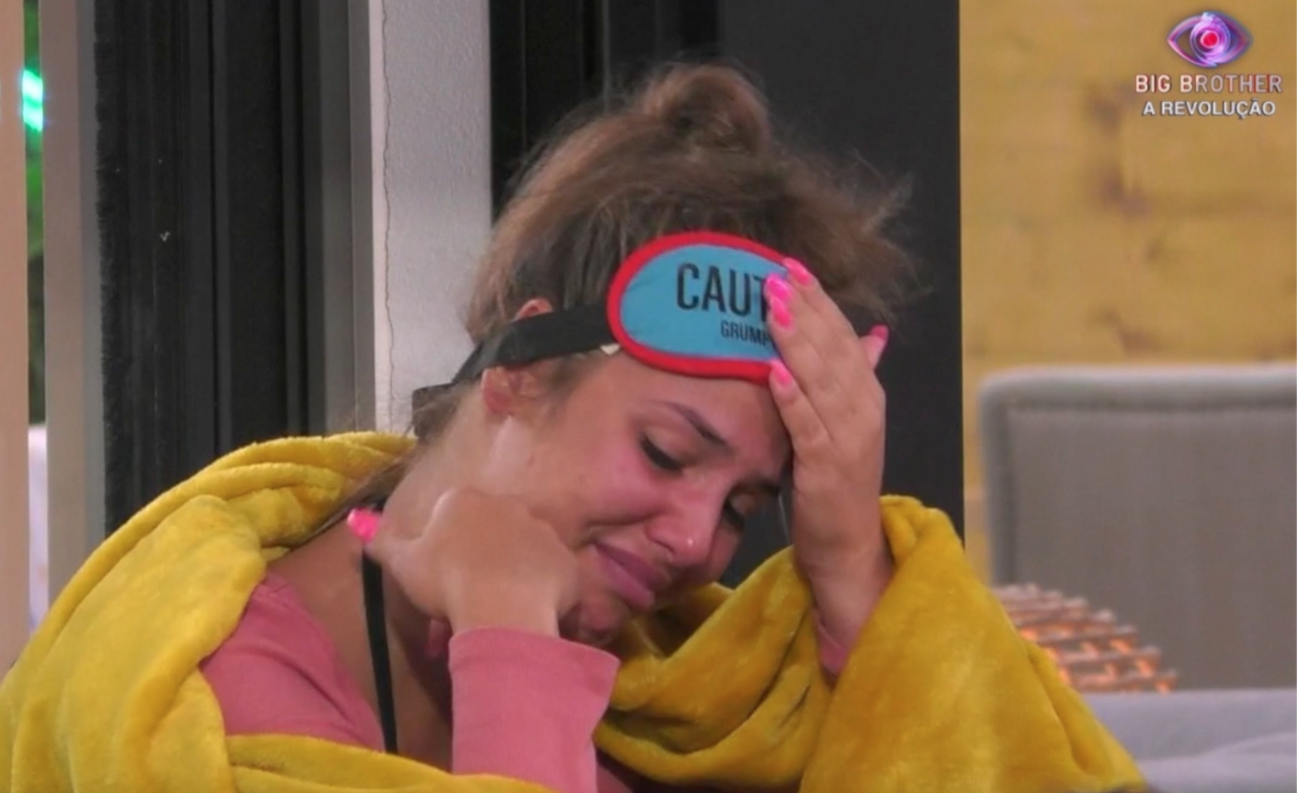 Carina em lágrimas depois de colegas insinuarem romance com Carlos. “Não brinco mais, esqueçam!”