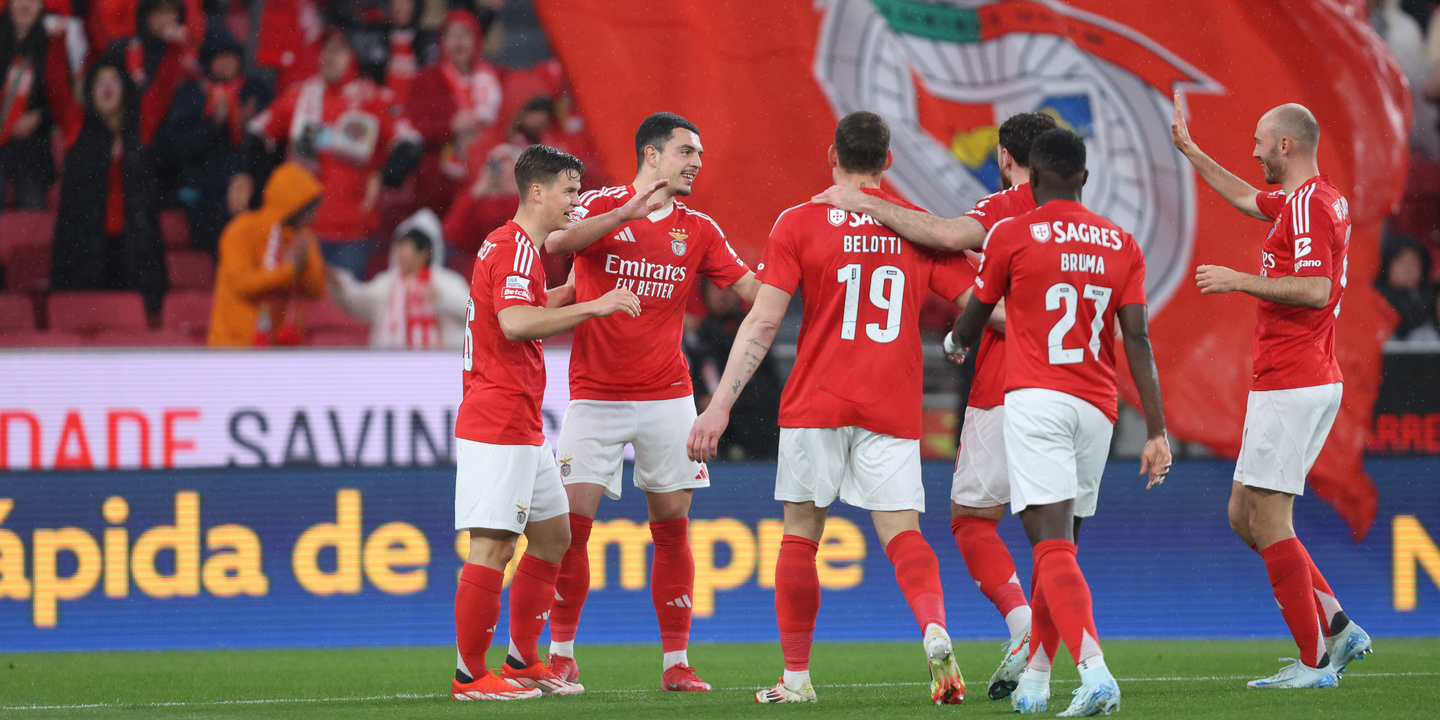 Benfica vence Nacional em jogo com três penáltis e iguala Sporting na liderança da I Liga