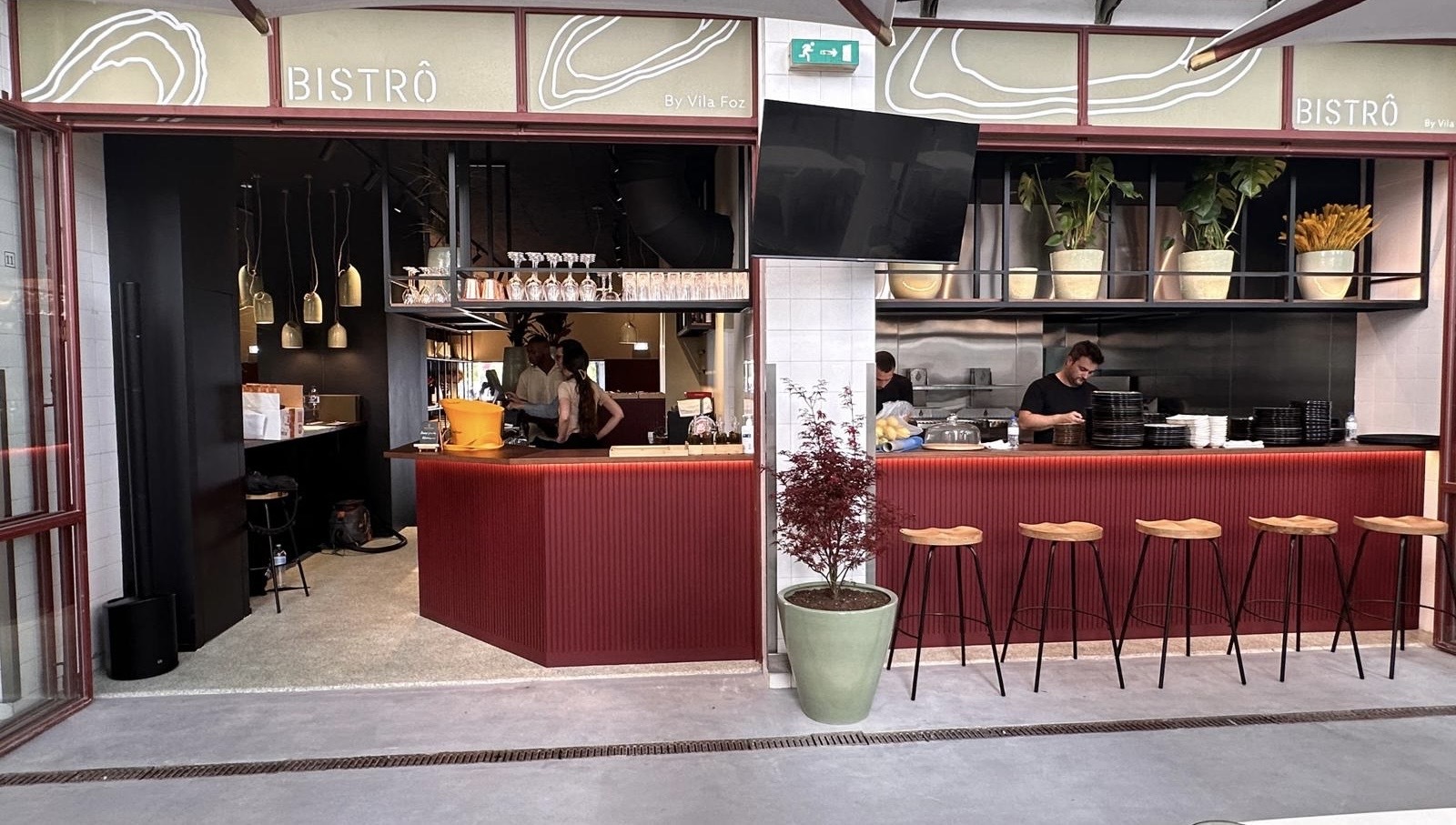 Escolher o peixe na banca ou “pratos de tacho”. O Vila Foz tem um novo restaurante no Mercado de Matosinhos