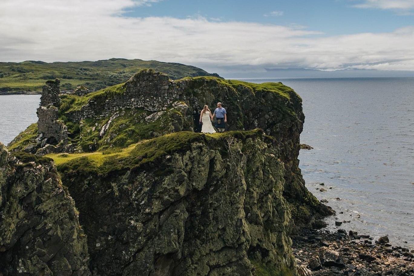 Sem vestido e fato, este casamento tinha tudo para correr mal. Mas um grupo de escoceses salvou o dia