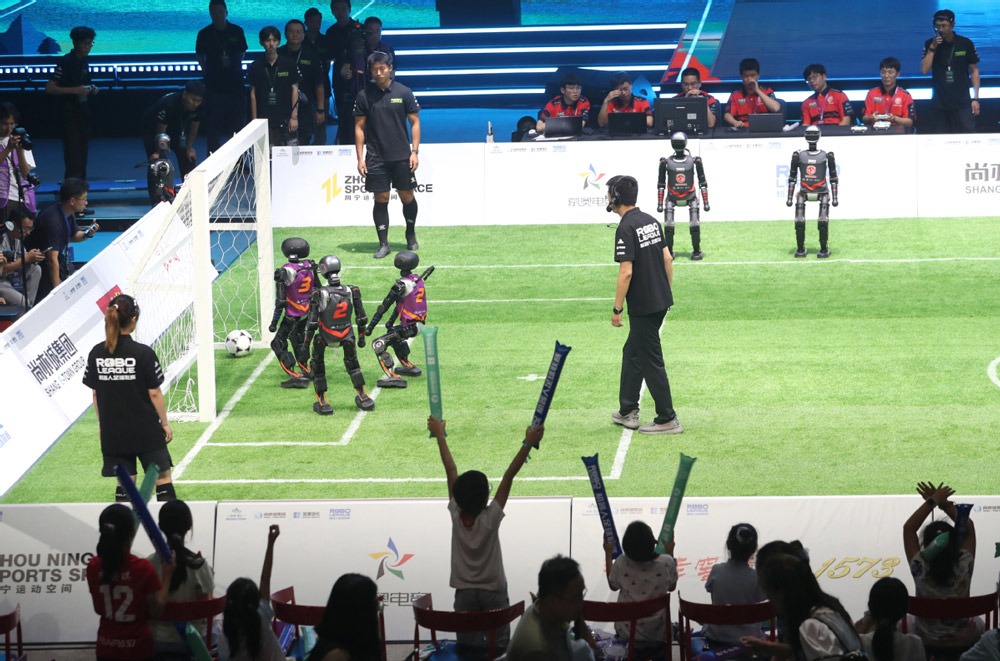 Golos, fintas e (muitas) quedas: Robots entram em campo num novo torneio de futebol na China