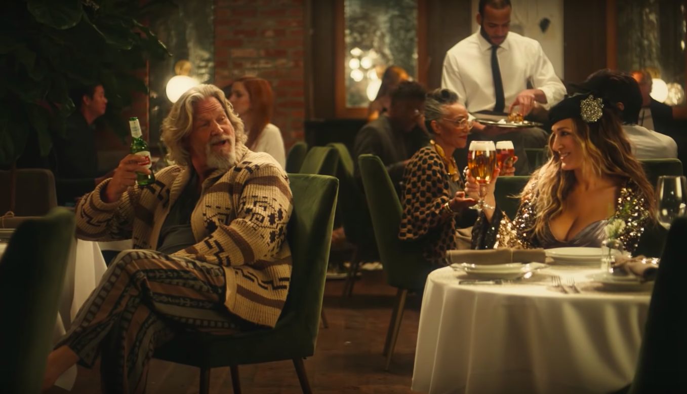 Dude e Carrie Bradshaw juntos num anúncio de cerveja