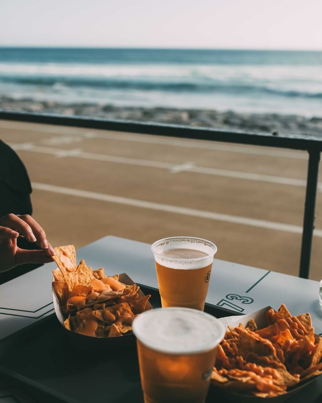 Vai até à Costa da Caparica e não sabe onde almoçar? Há um novo espaço com cachorros e Santini
