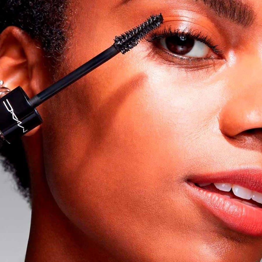 Olhar XXL e zero grumos? Já experimentámos a nova máscara de pestanas da MAC