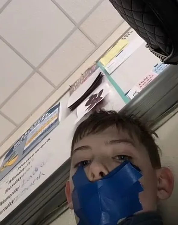 Professora colou a boca de um aluno com fita cola. Criança enviou uma foto à mãe a pedir ajuda