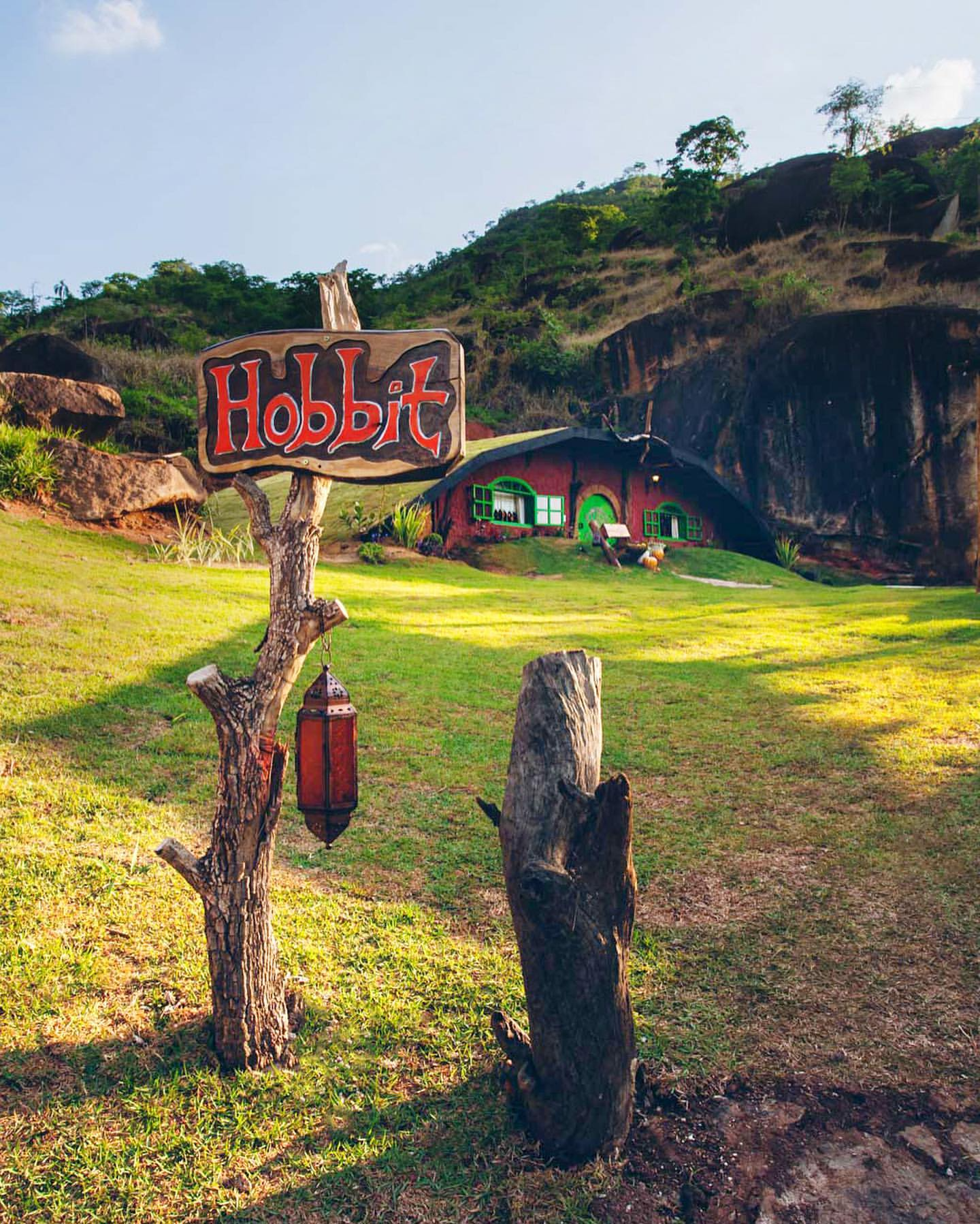 Fãs de “O Senhor dos Anéis”, esta cabana Hobbit parece saída do filme. Veja as fotos e comprove