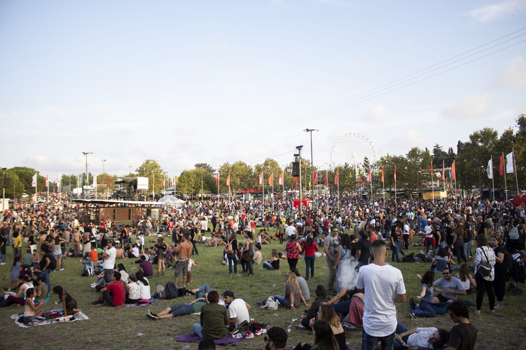 Uma Telepizza, um ringue de westling e um vestido de noiva por 20€ (o lado surpreendente do Avante!)
