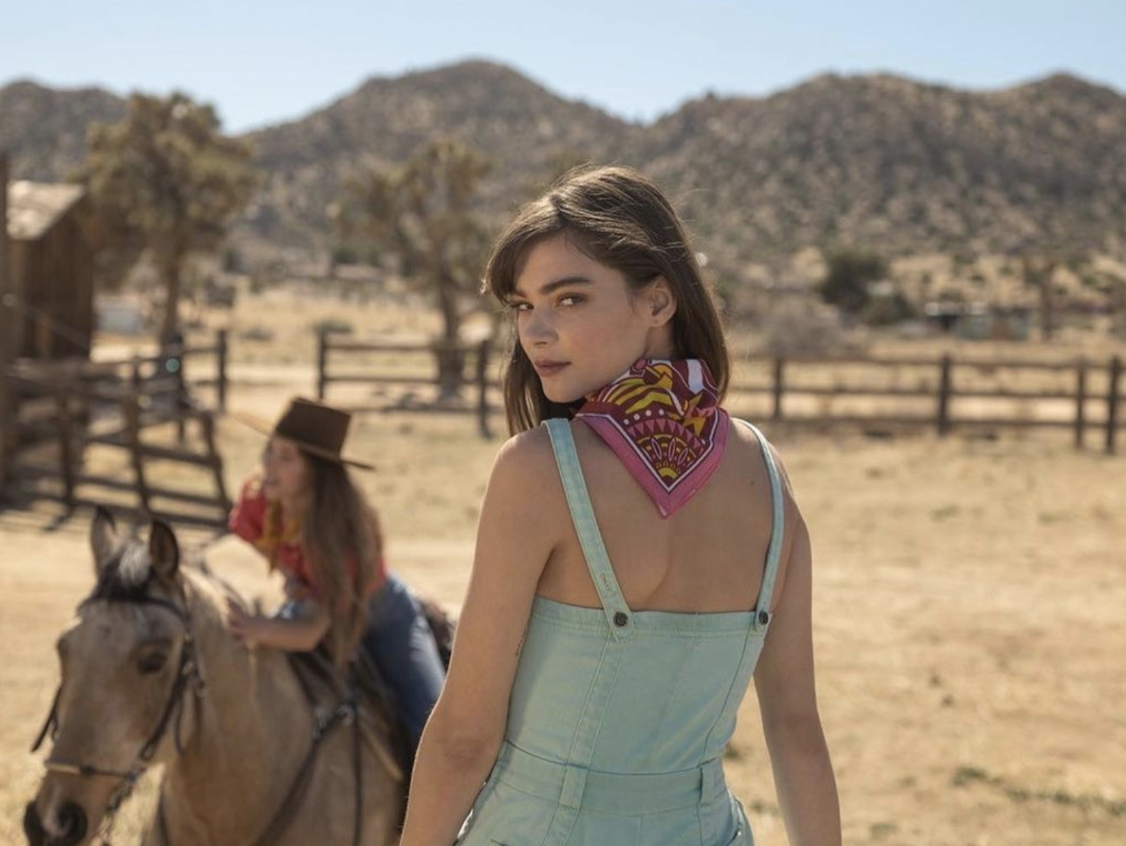 Modelo de 24 anos encontrada morta às portas do hospital. Morte está envolta em mistério