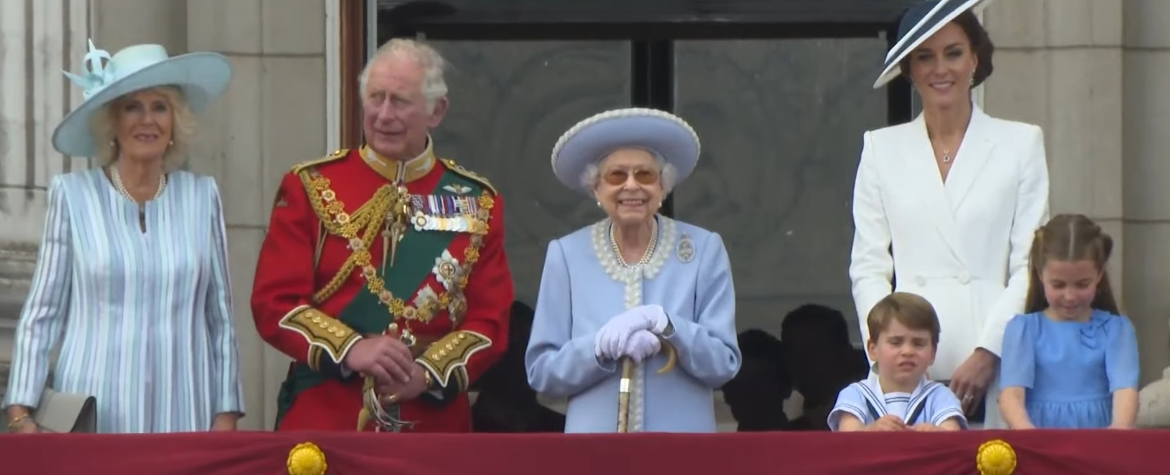 Do espirro de Kate à aparição surpresa de Harry e Meghan. Assim foi o início do Jubileu de Platina