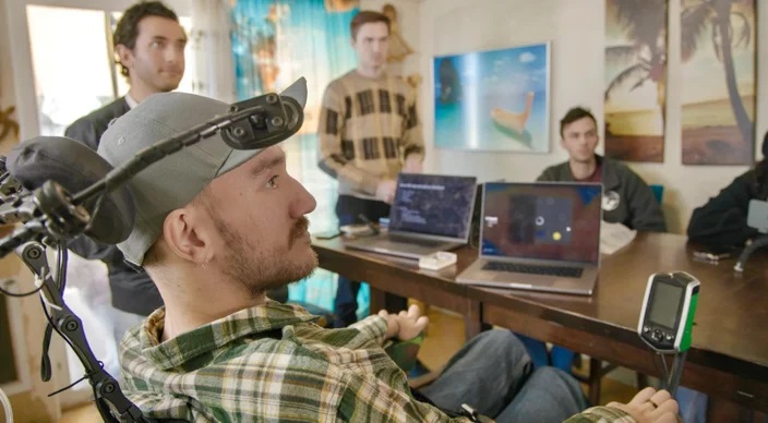 Neuralink vai colocar implante cerebral em mais um paciente dentro de dias
