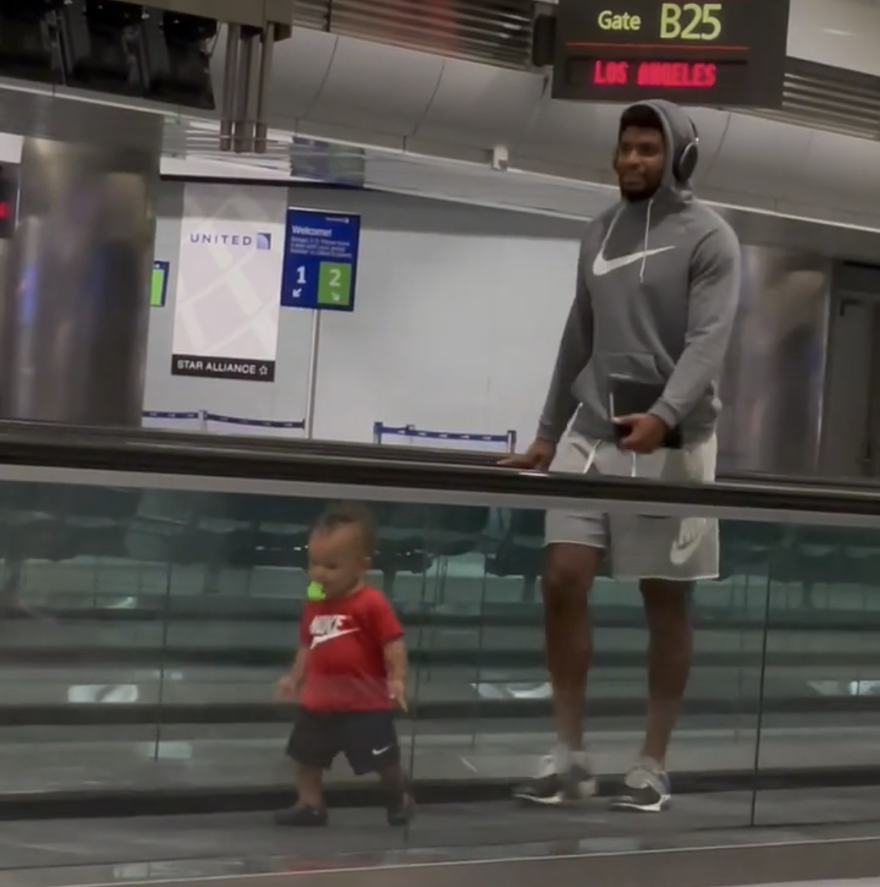 Este pai descobriu a forma perfeita para que o filho fosse sossegado no avião. Veja o vídeo hilariante