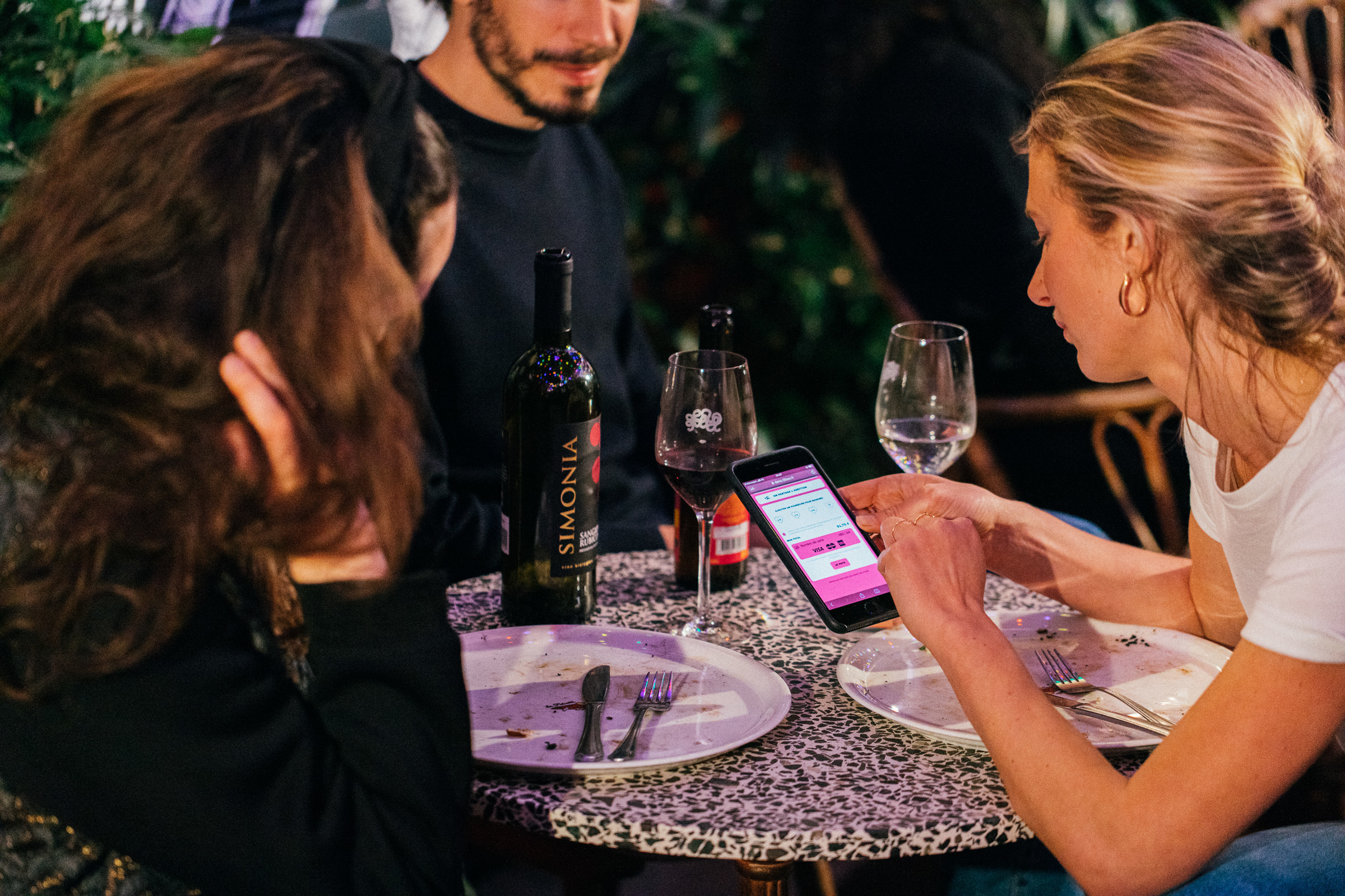 Já não tem de pedir a conta: há uma nova forma de pagar nos restaurantes (e demora 10 segundos)