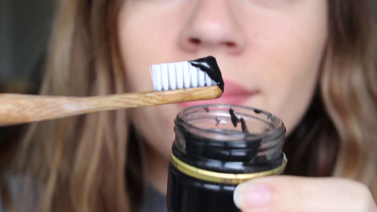 As pastas de dentes de carvão estão na moda e aclaram os dentes, mas também os estragam (e muito)