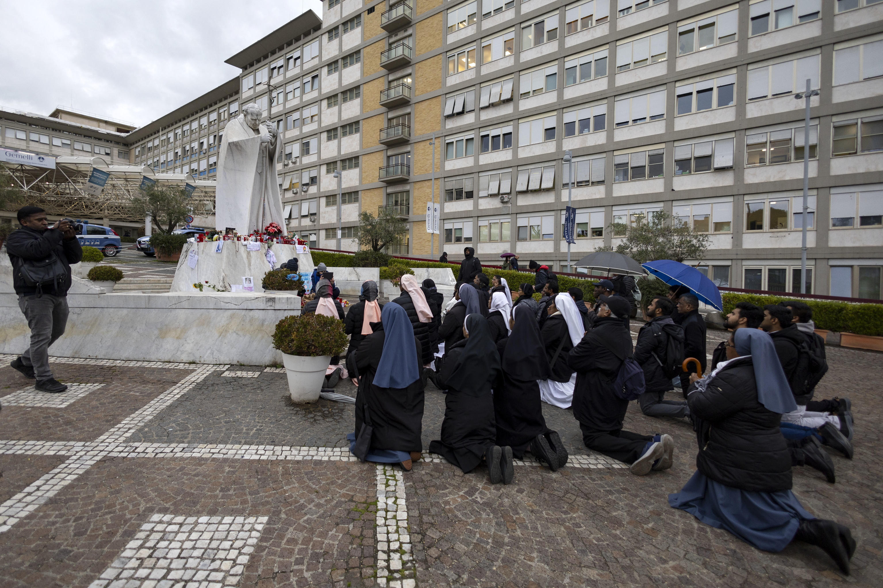 Papa Francisco "estável" e com "leve melhoria"