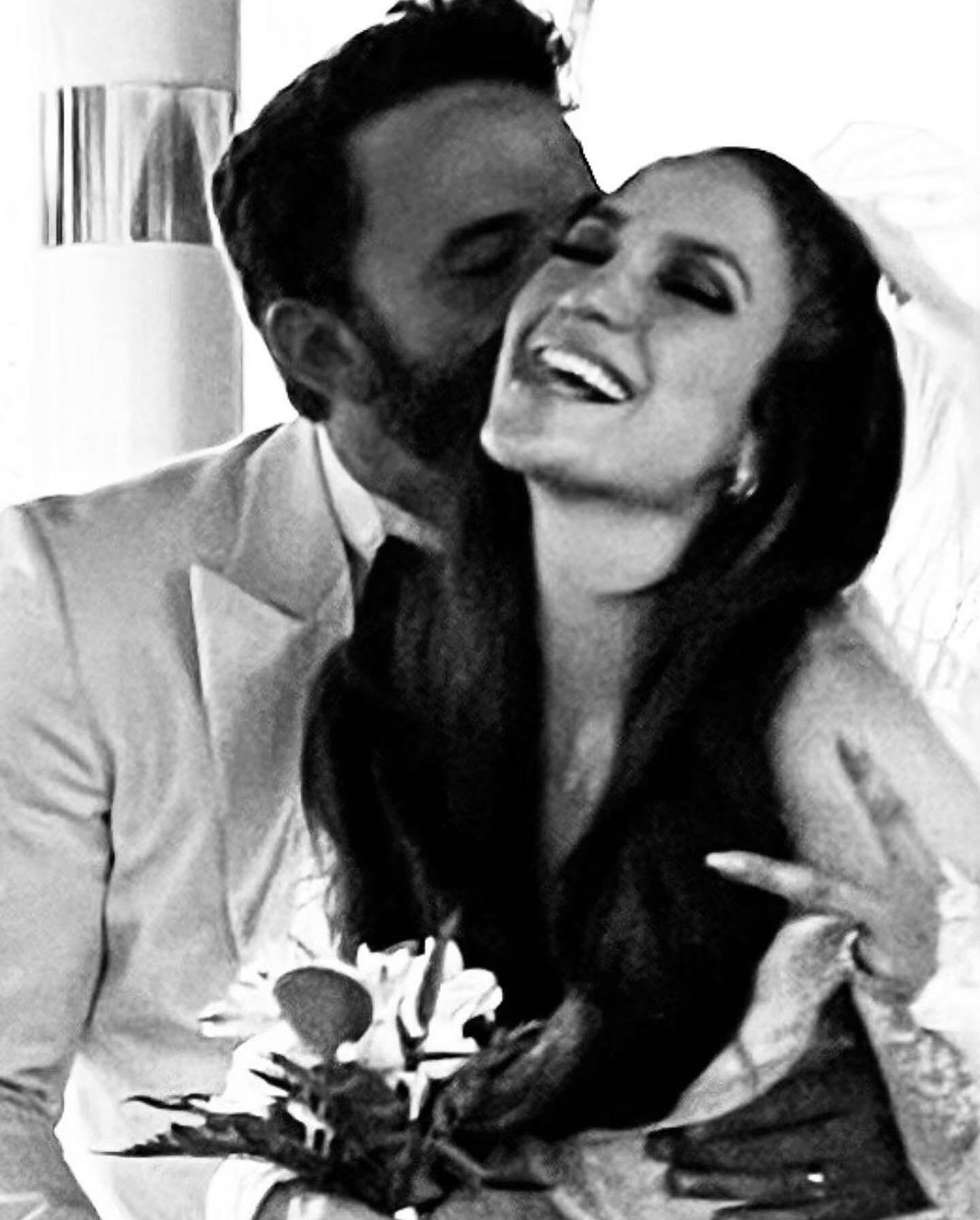 Vestidos de branco e rodeados dos filhos. Saiba tudo sobre o segundo casamento de Jennifer Lopez e Ben Affleck