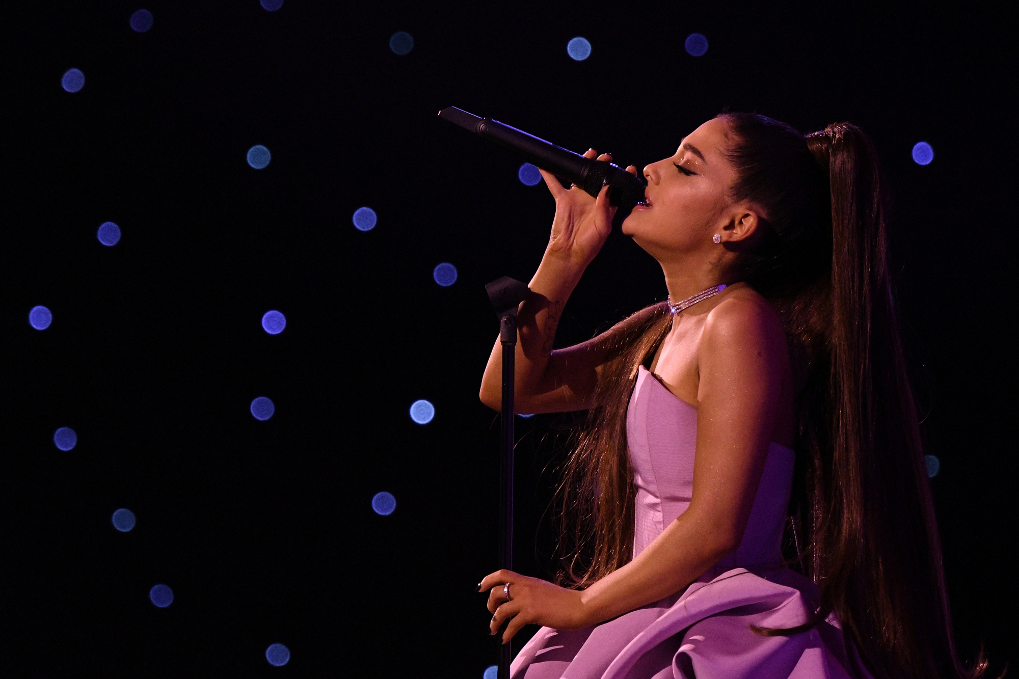 Ariana Grande presta tributo a Mac Miller e não contém as lágrimas