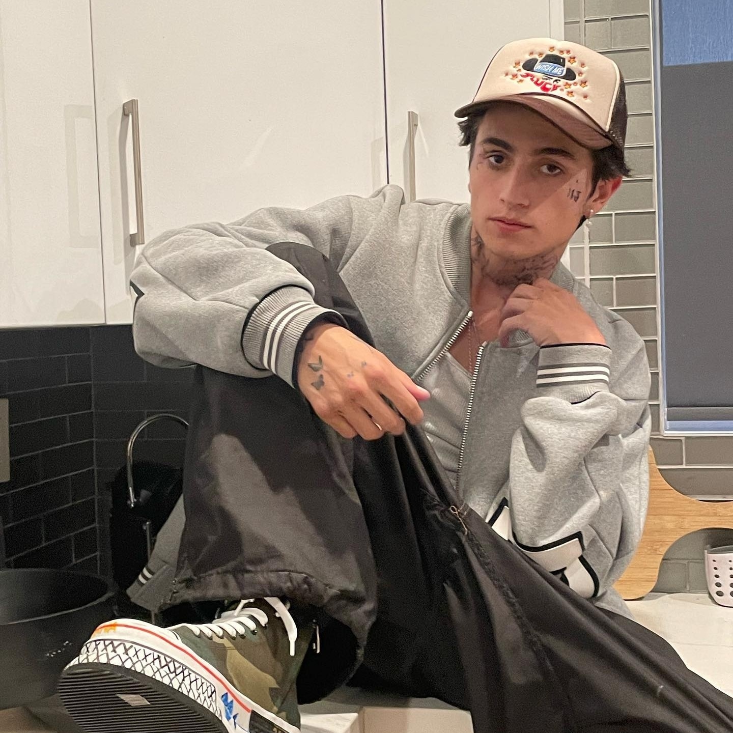 Tiktoker de 19 anos encontrado sem vida horas depois de questionar a morte. Causa por determinar