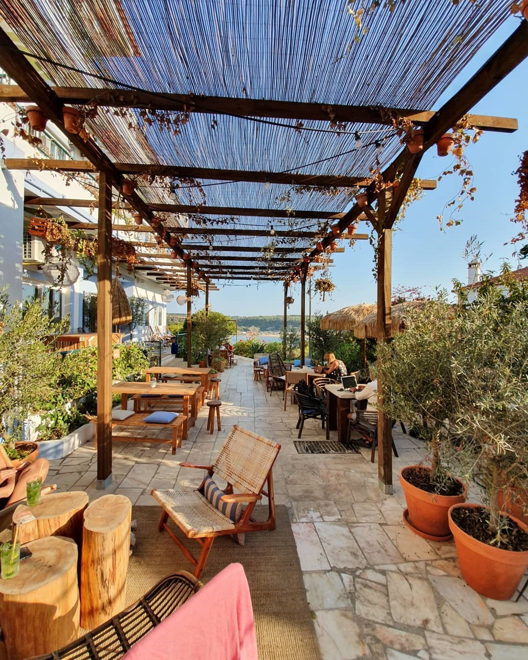 Selina Milfontes abre novo espaço e a inauguração conta com aula de ioga de Joana Duarte