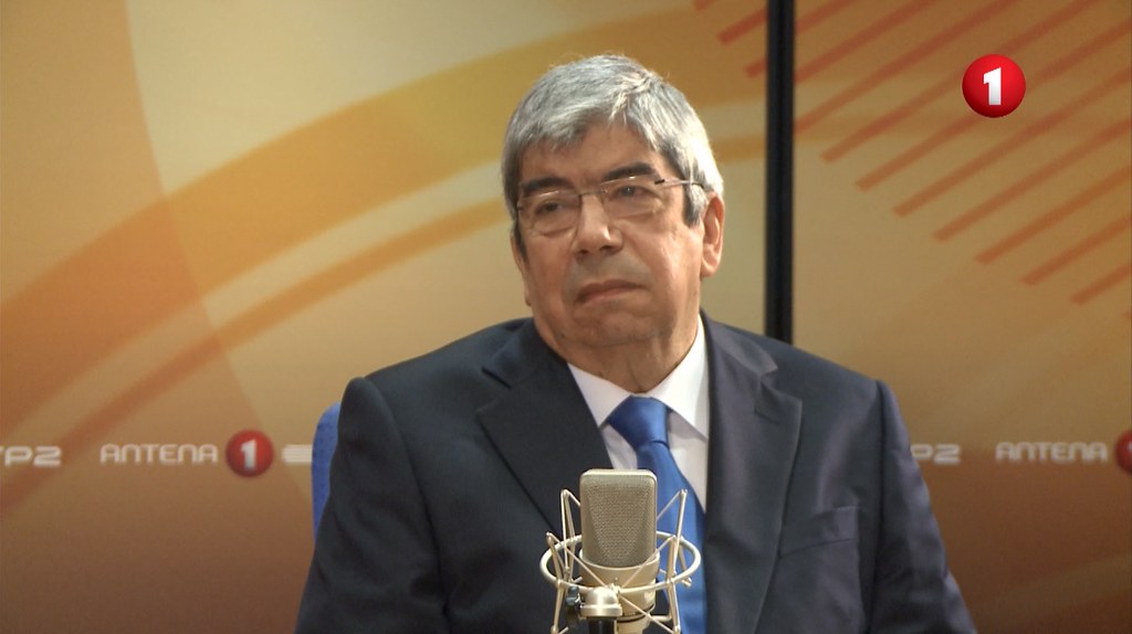 Ferro Rodrigues insultado por negacionistas junto à Assembleia da República