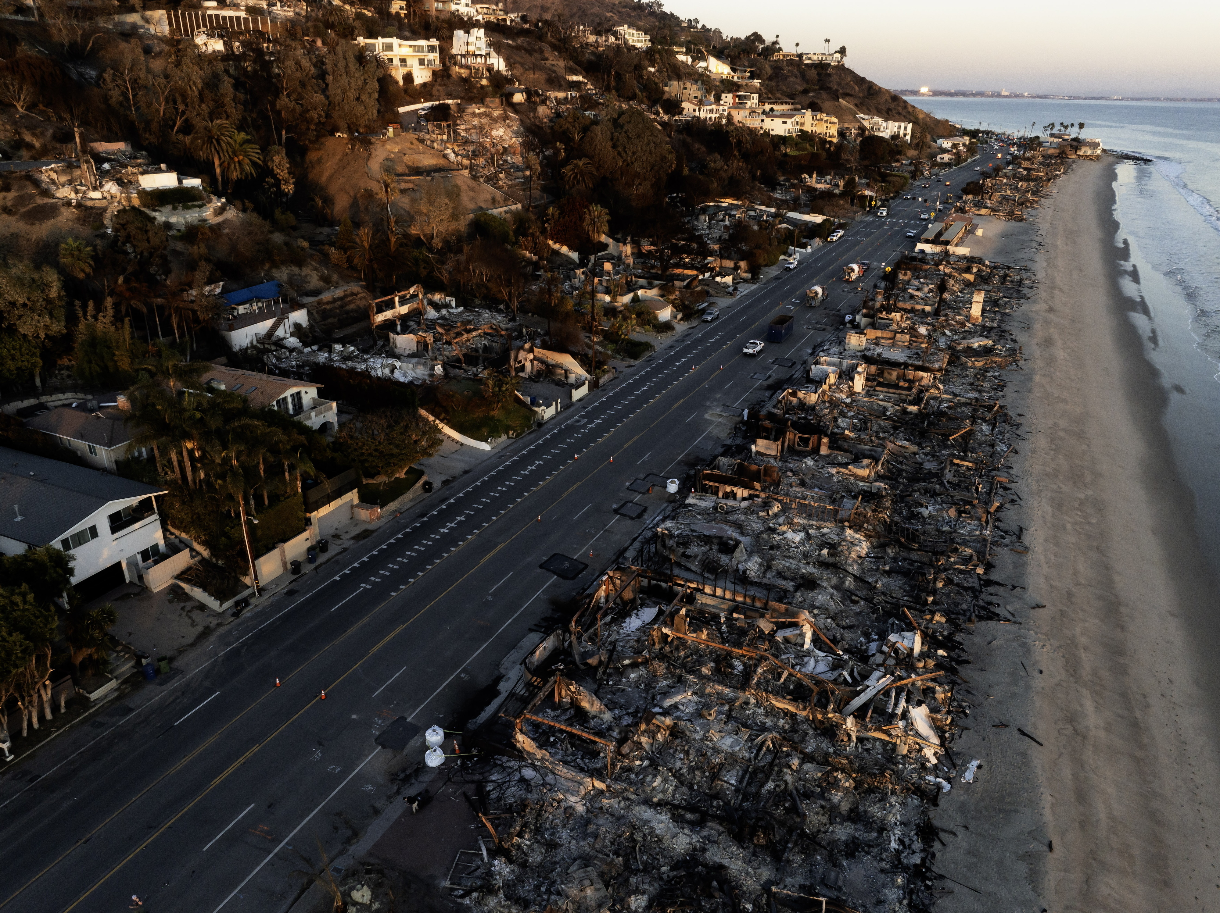 Depois dos fogos de Los Angeles, só se salvam cinzas e entulho nas zonas destruídas