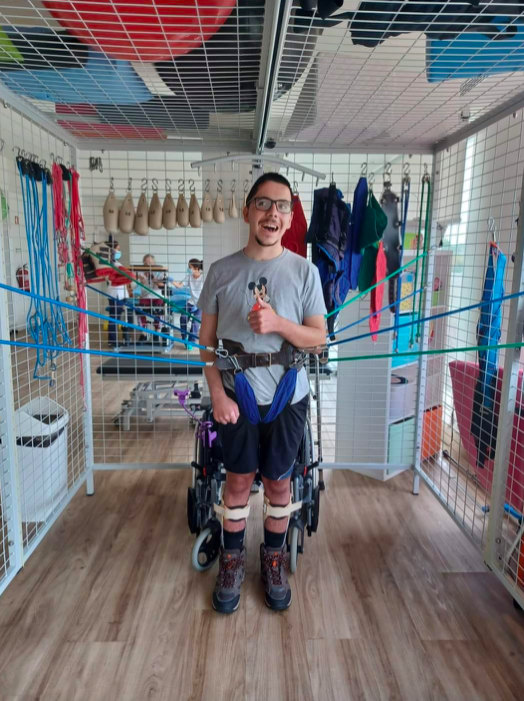 Homem esteve mais de 1 ano em coma e tem 95% de incapacidade. Agora, pede ajuda para voltar a andar e a falar