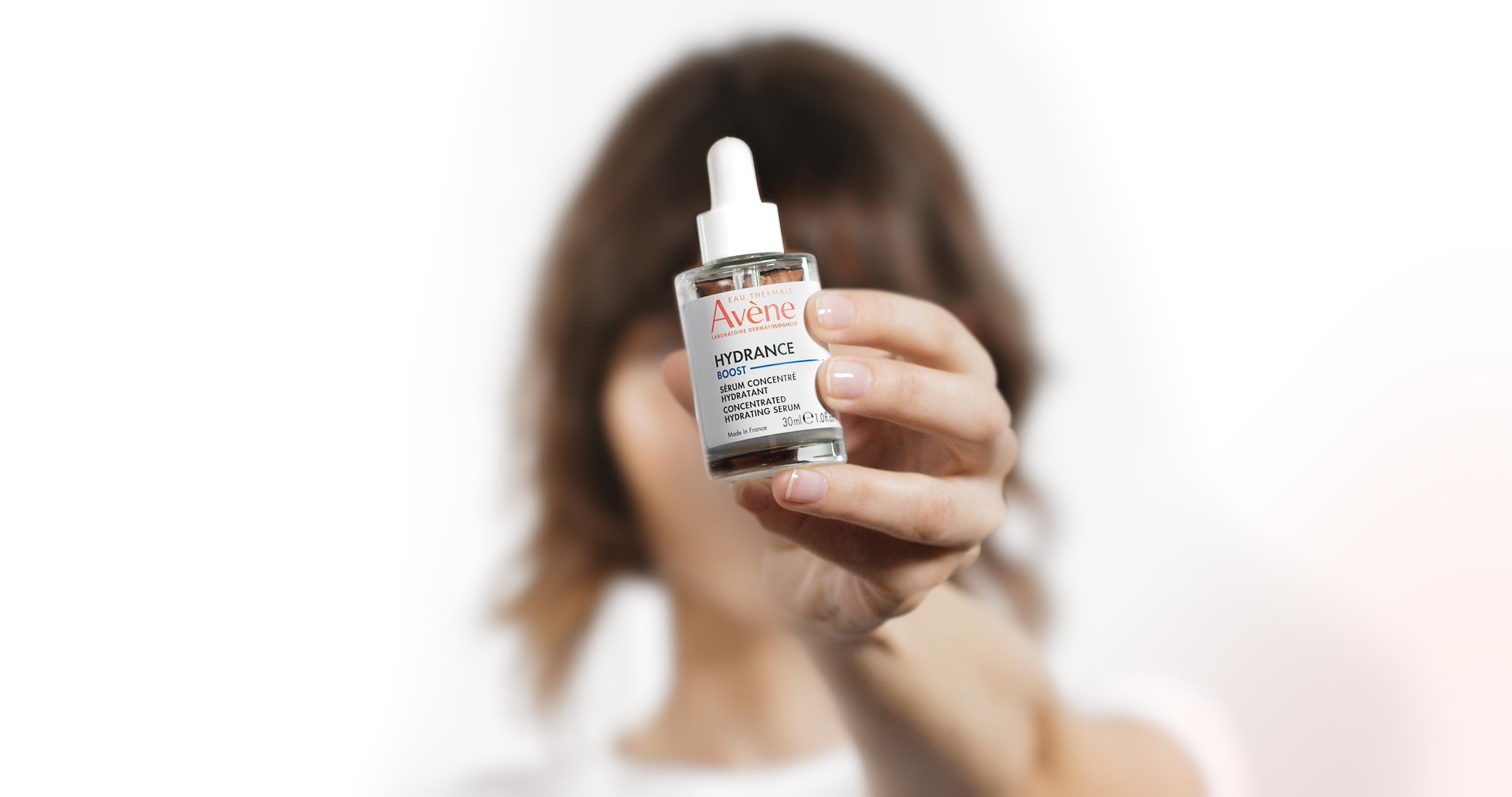 Descobrimos o incrível sérum que deixa a nossa pele fresca, hidratada e luminosa (e que não vamos querer largar no verão)