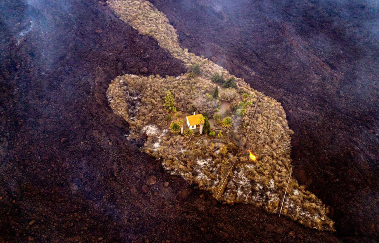 Casa escapa por milagre ao vulcão de La Palma. Imagem está a impressionar o mundo