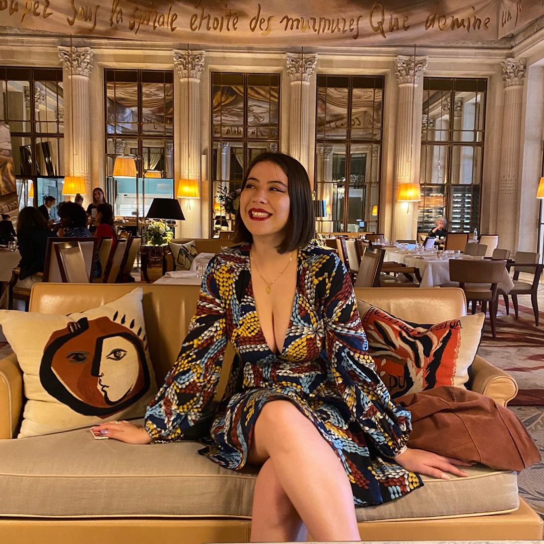 Estudante francesa é barrada à entrada de museu por causa do decote