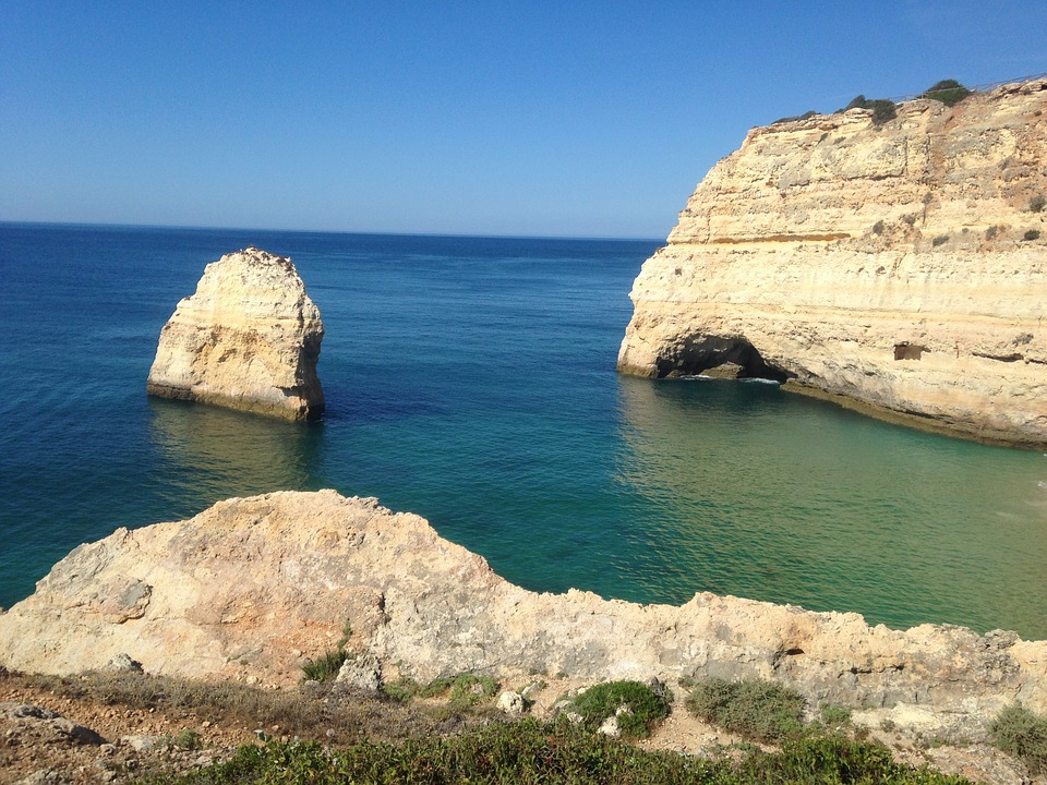 Torniquetes, controlo de entradas, estradas bloqueadas, fuzileiros. Como estão a ser estudados os acessos às praias