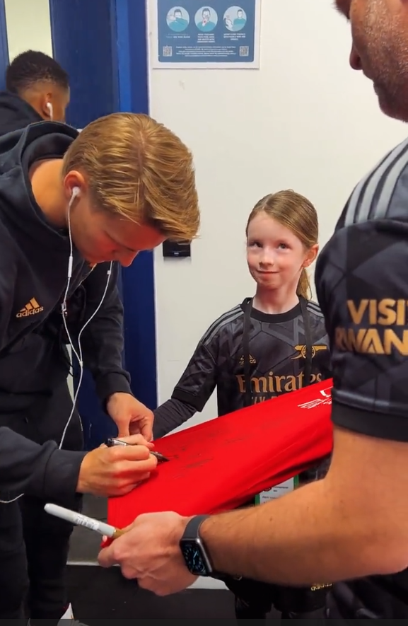 Jogadores do Arsenal ignoraram criança enquanto autografam camisola. Imagens estão a gerar polémica