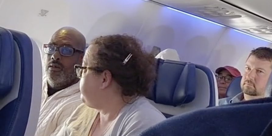 Passageiro passa-se com bebé a chorar num avião e insulta os pais, a criança e a tripulação. Veja o vídeo