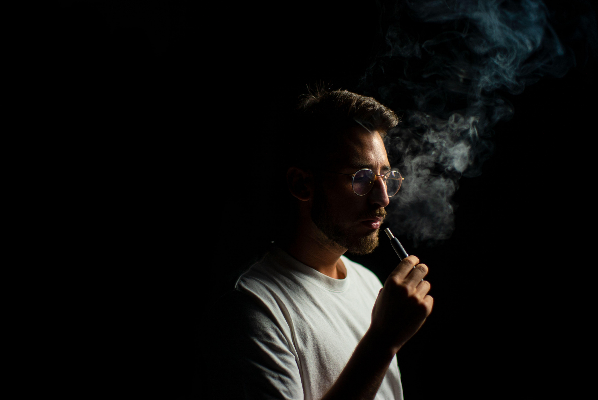 Tabaco aquecido passa a ser equiparado aos cigarros com novas regras — e já estão em vigor