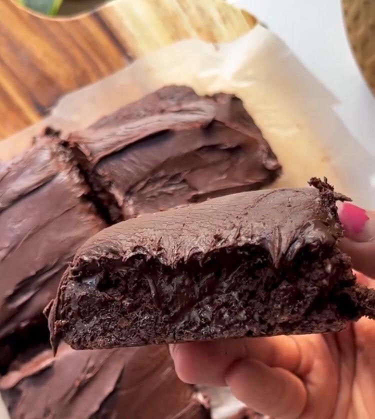 Este brownie é uma verdadeira decadência de chocolate. Espreite a receita