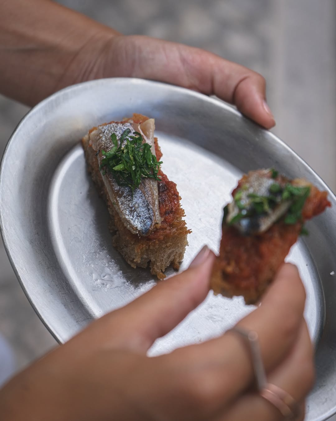 Polémico. O que se come e bebe no melhor novo restaurante de 2025? E por quanto?