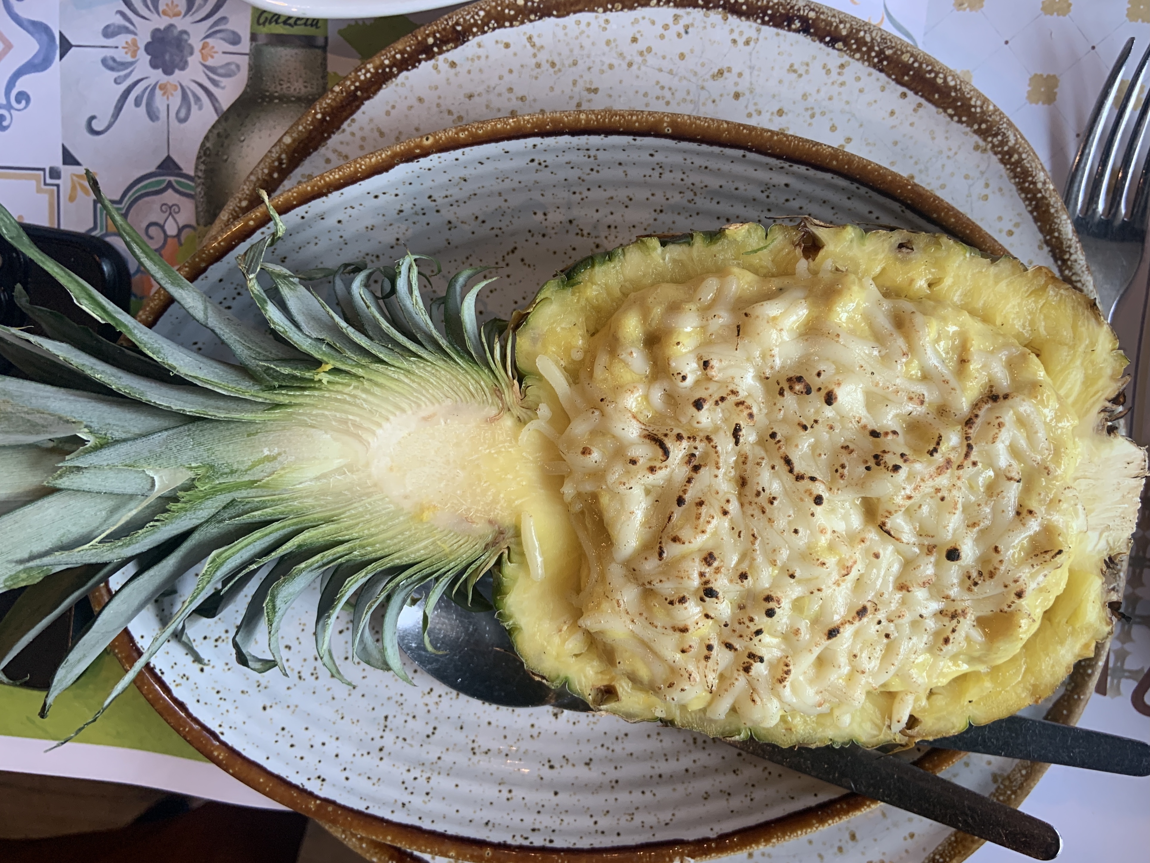 A nova carta do D’Bacalhau tem peixe dentro de abacaxi e opções para amigos de quatro patas