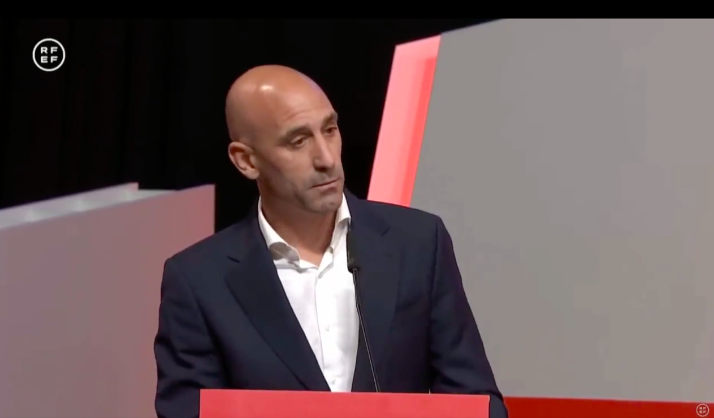 Rubiales recusou demitir-se, mas será suspenso da presidência da federação espanhola