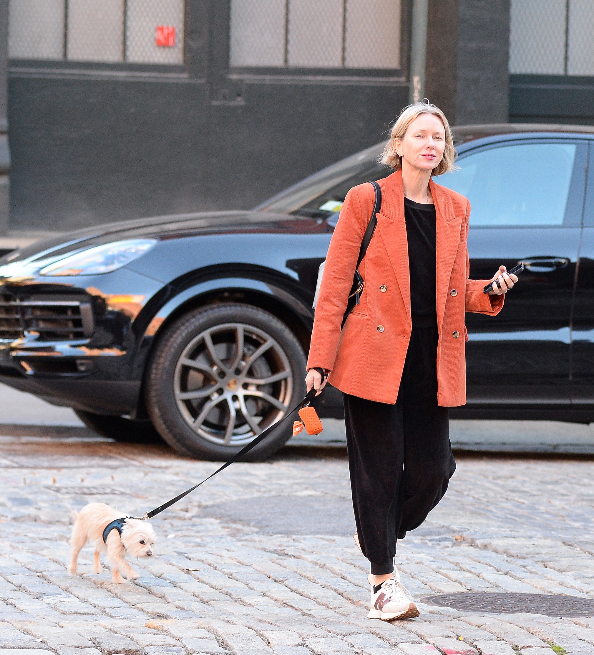 Naomi Watts adere à tendência do outono com este blazer laranja da Mango. Custa 69,99€