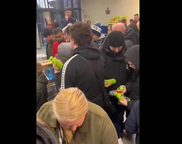 Caos em supermercados (com adultos a empurrarem crianças) por causa de bebida de Youtubers