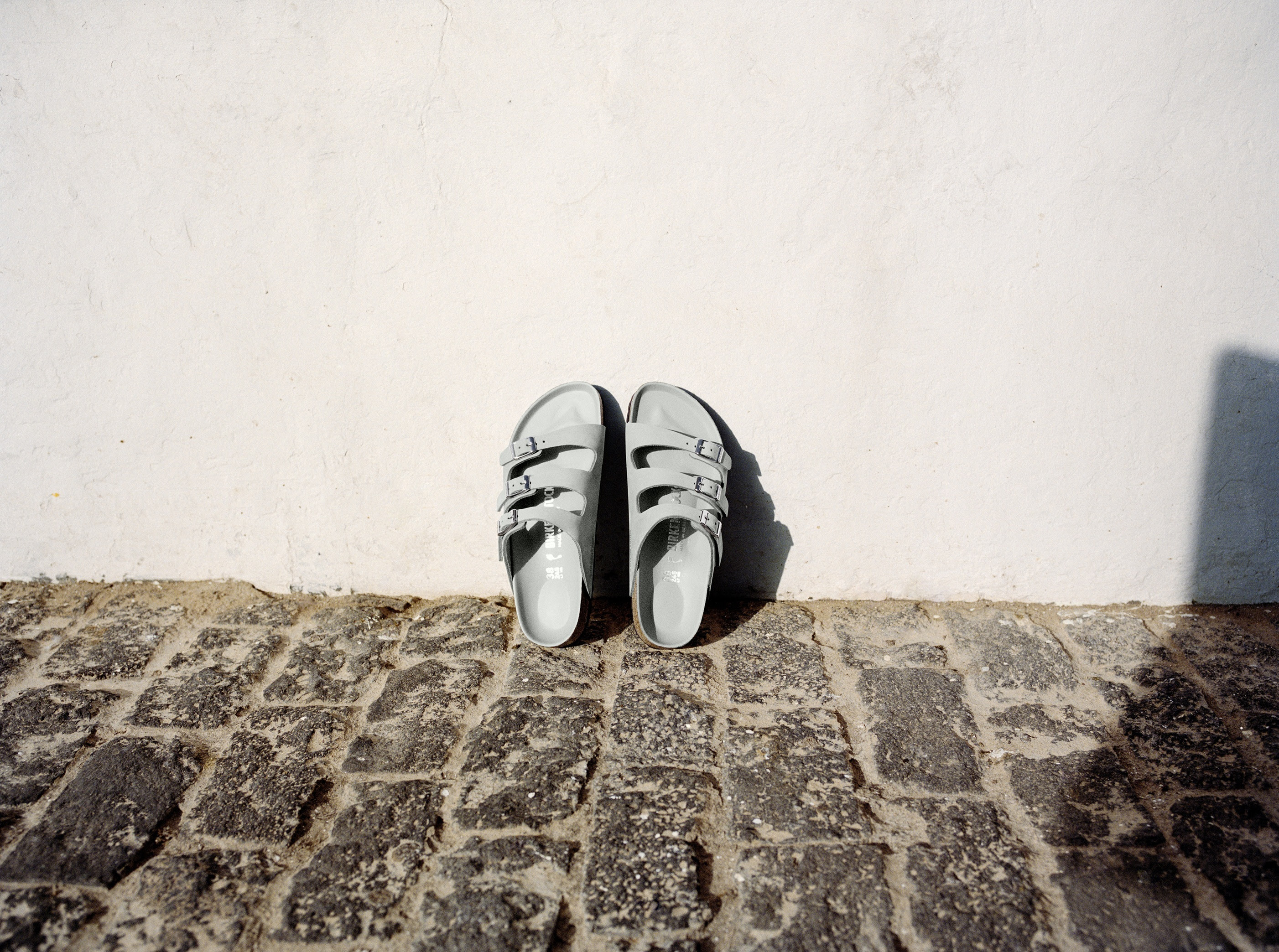 As novas Birkenstock são um sonho de verão, mas chegam aos 220€. Eis 10 alternativas desde 9,99€