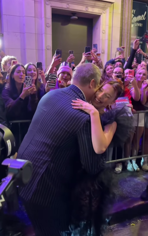 Depois de rumores de assédio moral, Millie Bobby Brown e David Harbour aparecem cúmplices