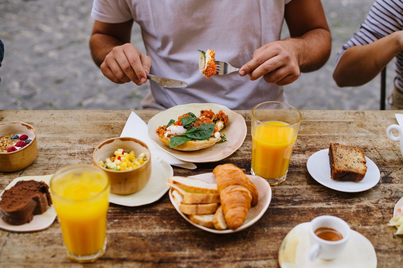 Meio da Bica. Há um brunch cheio de cor mesmo no centro de Lisboa