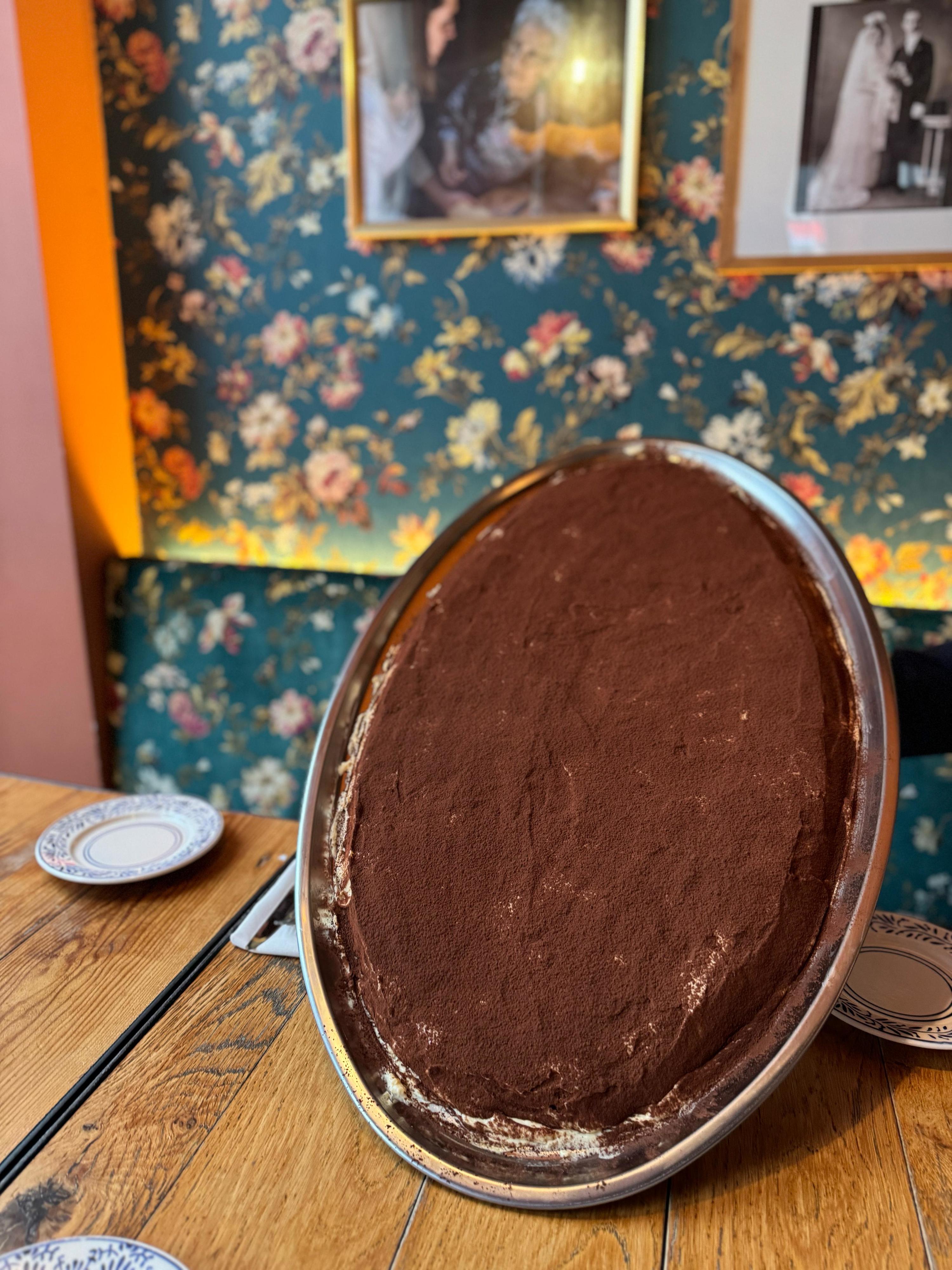 Esta sexta-feira, há tiramisu grátis (e XXL) no Sophia. Saiba como conseguir a sua fatia